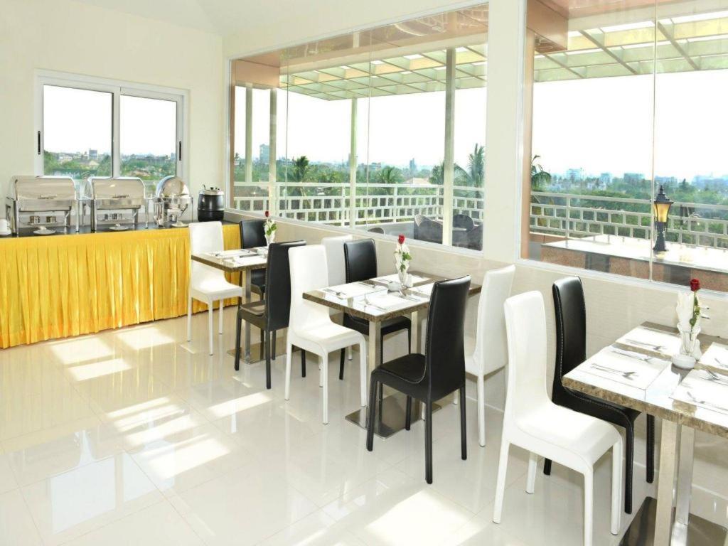 8Day Hotel Yangon Bagian luar foto