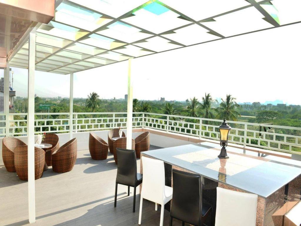 8Day Hotel Yangon Bagian luar foto