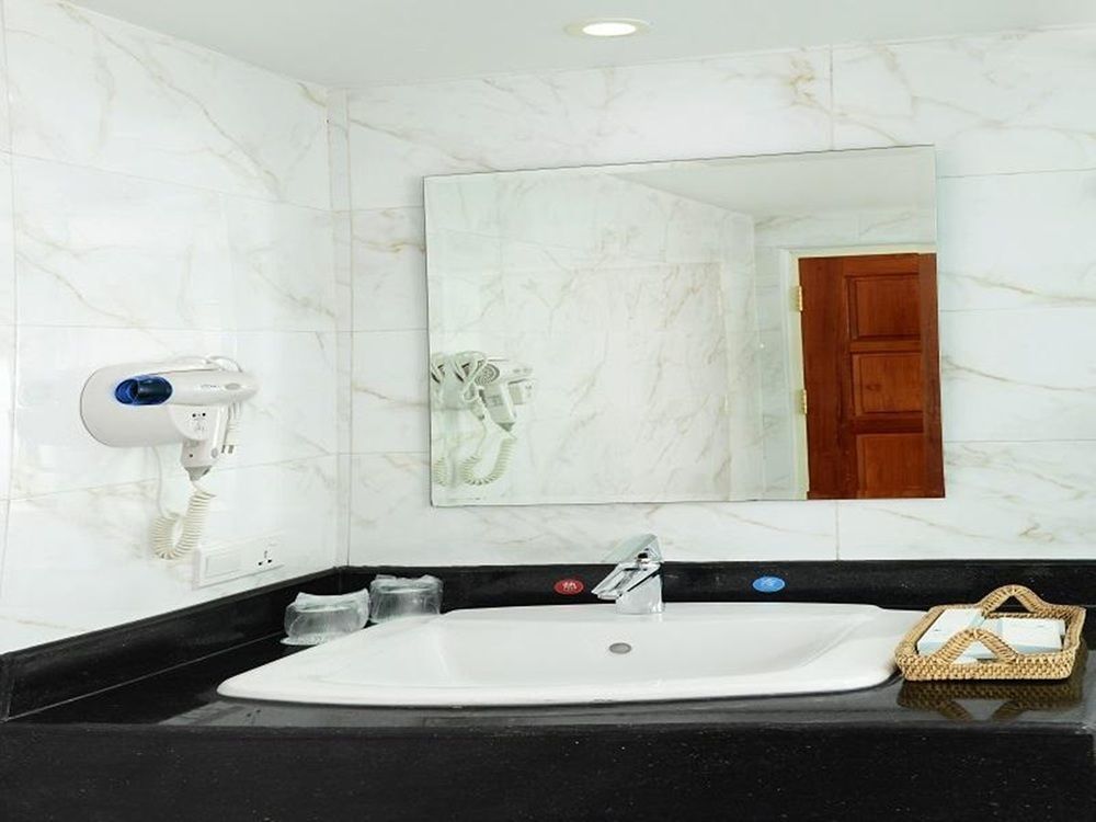 8Day Hotel Yangon Bagian luar foto